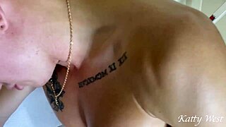 Tren İstasyonunda Alınan Kızla Açık Üçlü Sikme