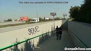 Młoda laska kładzie się i pieprzy kutasa starego faceta po mokrym lodziku