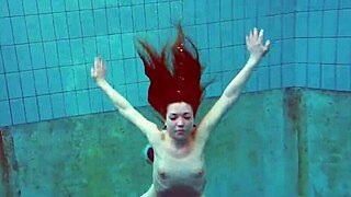 Nie mogę się nacieszyć Alice Bulbul błyszczącą w rosyjskim pływaniu