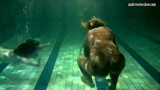 Hva?! Dårlig kvalitet undervann lesbisk show i basseng!