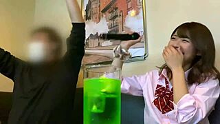 Deze schattige Aziatische schoolmeid ruilde haar microfoon voor een harde schacht, zingend zoete kreunen in bed