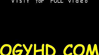 Гадни стари студ туца младу уста жестоко