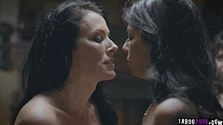 ゲストたちが大好き レアガン・フォックスが生意気なジーナ・ヴァレンティナを支配