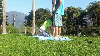 Mi hermanastro me folla duro al aire libre cuando los padres no están