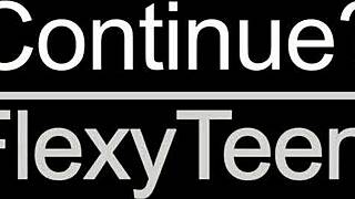 Szőke 18+ Sigarga forró akrobatikus terpeszeket mutat a kanapén