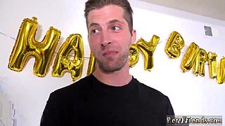 Brunetka nastolatka z niebieskimi oczami zaskakuje na imprezie urodzinowej