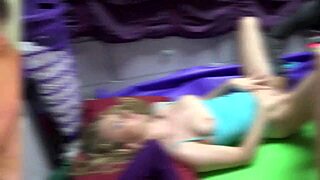 Titta på denna flexibla 18+ pole dancing het!