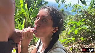 Парень подбирает милую девку в джунглях, ебет сбоку на первом свидании. Дикий outdoor!