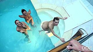 Kari、Mea Melone 和 Victoria Daniels 的口交群交让他喷得到处都是！