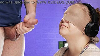 ワオ、味見ゲームに騙されて、クラスメートがチンポを口に滑り込ませてフィニッシュ