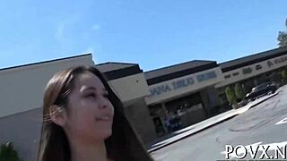 Amatør lovlig alder tenåring får grov POV knulling og sucking i hardcore klipp