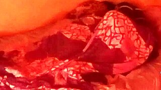 Padrastro se acerca de noche para follar a la inocente joven latina 18+ Myllena Rios en perrito, la dobla para acción dura.