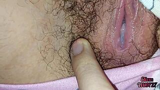 Деси сводная сестра сбрасывает трусики, показывает киску. Она умоляет трахнуть, когда семья ушла!