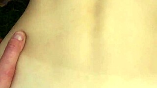 Dokonalé telo dievčaťa dostáva spermu do riti pri vonkajšom psíčkovom sexe s párom.