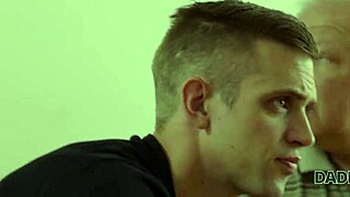 Daddy4k, băiatul îmi repară PC-ul în timp ce bătrânul îi futere iubita. Unreal! 😳