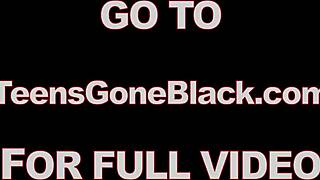 मसिव ब्लैक कॉक एक स्टनिंग ब्यूटी को ओवरव्हेल्म करता है