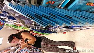 Cámara oculta atrapa a hermosa puta provocando en tienda con gran culo al aire libre