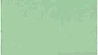 ティーン・スラット、タイトで濡れたマンコにビッグコックで犯される