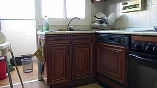 Hän oli niin kiihottunut ja rakastaa iso kyrpä keittiössä