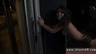 Gadis muda polos Honey Jojo Kiss diikat dalam BDSM kali pertama