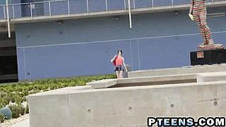 חתיכה צעירה, התכופפי וקבלי מזקן ותיק בדוגי על הרצפה!