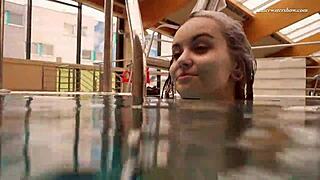 Sunt Dashka, brunetă frumoasă dezbrăcându-mă goală lângă piscină