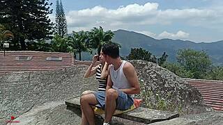 Megtaláltam a tökéletes helyet lépésnővérem baszására szülők elől elrejtve!