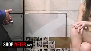 Коп из торгового центра использует длинный хуй для глубокого обыска воришки-подростка