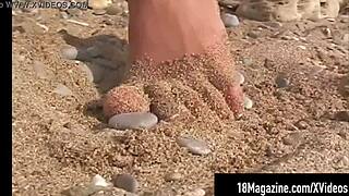 La troia Nastya si spoglia topless in spiaggia per la rivista