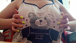 أخت خطوة خجولة تعرض صدرها الكبير على الكاميرا وهي تتخطى الدراسة - لوكسري أورغازم