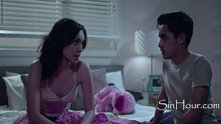 Sakrivam se u sobi polusestre mog druga za učenje i jebem njenu dlakavu pičku