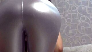 Gadis Penuh Nafsu Berkaca Mata Hisap Zakar Jiran Besar