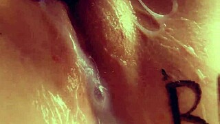 哇！听这个婊子的湿逼在激烈指交高潮时滴水！