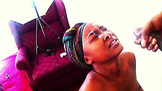 ナスティなエボニー美女が小柄ボディとモンスターちんぽで誘惑