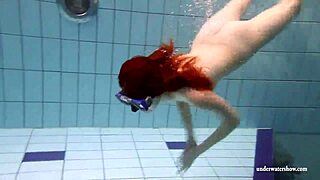 Nagy cicis barna Mia vetkőzik meztelenül a medencében