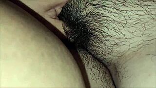 Ugh, vengo dentro questa fica pelosa e succosa... cazzo, è così stretta 3 3