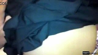 ljubi analno jebanje, čeprav boli! Prosi za več jezika v njeni tesni riti