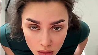 عارضة ساخنة، تريدين حمل حمولتي على وجهك الجميل بعد هذا الشفط؟