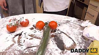 अरे, मैं सोचता हूं डैडी4के बूढ़ा आदमी मेरे सौतेले बेटे की गर्म गर्लफ्रेंड एमि डॉक्स को चोदता है!