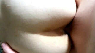 큰 엉덩이 틴이 젖은 베어백 POV 섹스 위해 구부려져