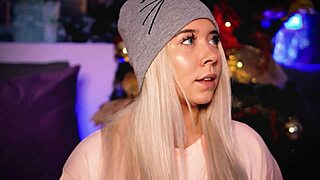 בחורה מקולג' עם תחת גדול מנענעת אותו אונליין בשביל כסף, וואו!