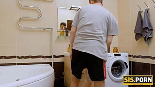 Ehi amico, quella lotta in bagno con la sorellastra si è trasformata in una sessione di scopata veloce!