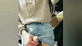 可爱亚洲人妖户外独奏中猛射