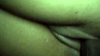 Glej rdečelasko Luno, ki se trdo jebe na spletni kameri