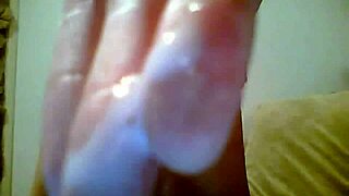 Camflicka leker med fitta och dildo samtidigt