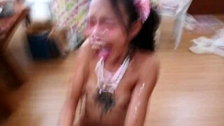 Velký kokot self-sucker mě topí v masivní dávce cumu