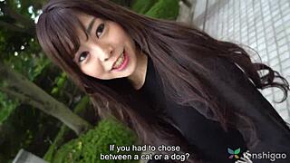 Fille de bar japonaise baise un inconnu à l'hôtel avec sa chatte rasée doigtée