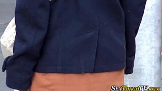 アジアンヤングがパンティーをチラ見せで挑発