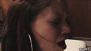 Wankz- Vampiră BITCH de la Hot Topic o ia sălbatic cu masaj adolescentă slabă! OH YEAH!