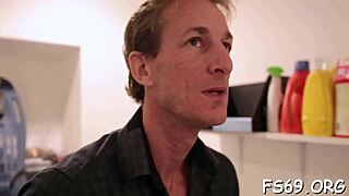 Slatka sitna 18+ beba zadirkuje sisajući i jašući veliki kurac